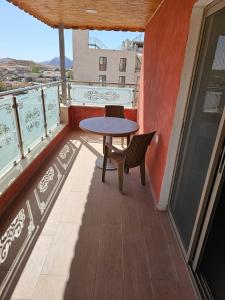 um pátio com uma mesa e cadeiras numa varanda em Sunset Hotel em Wadi Musa