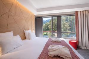 Postel nebo postele na pokoji v ubytování Altezza - Arc 1800 Hotel & Spa - ex Mercure