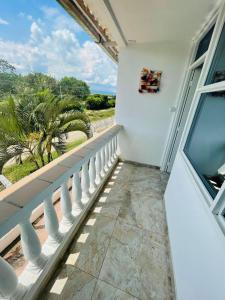 a balcony with a view of the ocean at Finca hotel casa rosada in Tuluá