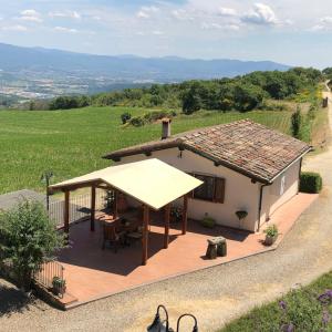 a small white house with a large roof at Il Borghetto di Carra in Talla