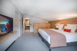 Habitación de hotel con cama y TV de pantalla plana. en Altezza - Arc 1800 Hotel & Spa - ex Mercure en Arc 1800