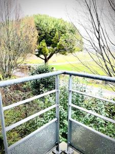 d'un balcon avec une balustrade en métal et un arbre. dans l'établissement Ho Toulouse Joli Studio rénové, à Toulouse