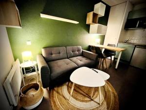 - un salon avec un canapé et une table dans l'établissement Ho Toulouse Joli Studio rénové, à Toulouse