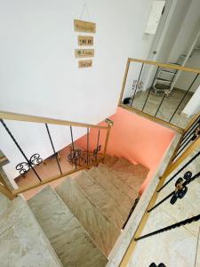 una habitación con vistas panorámicas a una escalera en Finca hotel casa rosada, en Tuluá