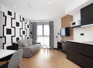 Sercotel Plana Suites的电视和/或娱乐中心