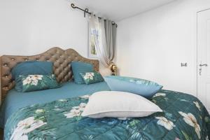 ein Bett mit zwei Kissen darauf in der Unterkunft Maison au Soleil d'Azur in Fréjus + 33 Fotos