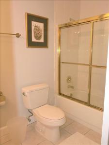 y baño con aseo blanco y ducha. en Spacious One bedroom Bay View Penthouse, en Miami Beach