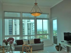 sala de estar con sofá y ventana grande en Spacious One bedroom Bay View Penthouse, en Miami Beach