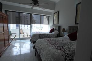 1 dormitorio con 2 camas y ventana grande en Spacious One bedroom Bay View Penthouse, en Miami Beach