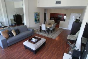 uma sala de estar com um sofá e uma mesa em 2 BD Penthouse with Balcony em Miami Beach