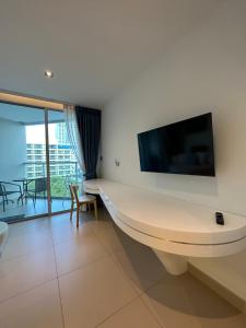TV a/nebo společenská místnost v ubytování Sands Condominium Pattaya
