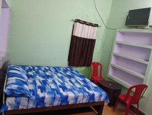 Postel nebo postele na pokoji v ubytování ANAND LOK VARANASI