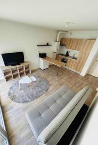 sala de estar con sofá y mesa en Appartement T2 + parking privatif - Centre ville, en Bayona