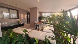ein Wohnzimmer mit Pflanzen, einem Tisch und Stühlen in der Unterkunft TrevizZo Pense Consolação in São Paulo