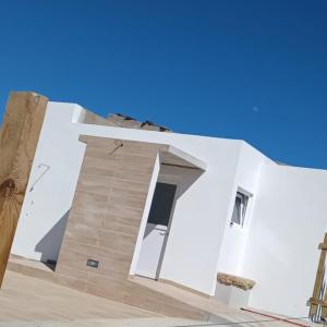 - un bâtiment blanc avec une porte ouverte dans l'établissement Quinta das Reveladas, à Marvão