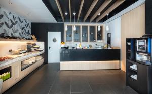 Sercotel Plana Suites的厨房或小厨房