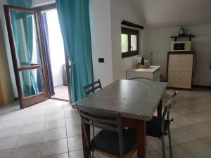 - une cuisine avec une table et des chaises dans la chambre dans l'établissement I Quattro Laghi Casa delle Stelle, à Brebbia
