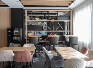 Sercotel Plana Suites餐厅或其他用餐的地方