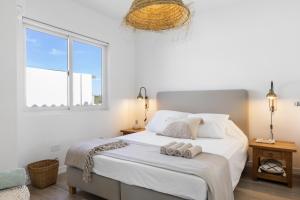 Un dormitorio con una cama con dos toallas encima. en Luxury Villa Marcos - Private - Large pool, en Noord 23 fotos más