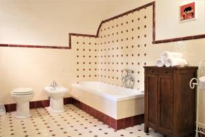 uma casa de banho com uma banheira, um WC e um lavatório. em Wine Apartments Florence Nebbiolo em Florença