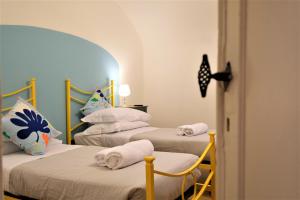 um quarto com duas camas com toalhas em Wine Apartments Florence Nebbiolo em Florença