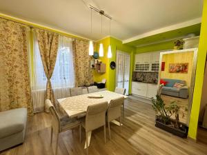 TV a/nebo společenská místnost v ubytování Samu Home