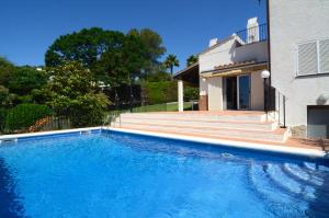 ein Swimmingpool vor einem Haus in der Unterkunft ANDORRA 68 in Torroella de Montgrí