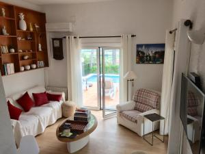 ein Wohnzimmer mit einer weißen Couch und einem Tisch in der Unterkunft ANDORRA 68 in Torroella de Montgrí