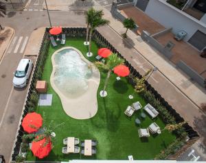 Sercotel Plana Suites外面的花园