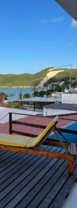 納塔爾的住宿－Encanto da Praia hotel pousada，甲板上享有水景,配有吊床