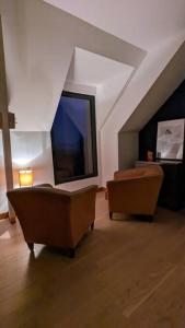 Habitación con cama, sofá y mesa. en Villa Brunelle, Vue bords de Rance, en Le Minihic-sur-Rance