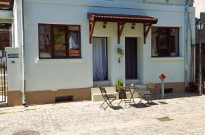 una mesa y sillas frente a una casa en M&N Studios en Gabrovo