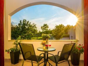 a patio with a table and chairs and a window at House Antonia by IstriaLux in Svetvinčenat