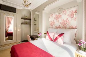 sypialnia z czerwono-białym łóżkiem i oknem w obiekcie Luxury 2 bedroom - Marais & Louvre w Paryżu