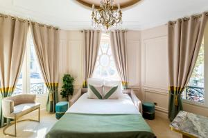 sypialnia z łóżkiem i żyrandolem w obiekcie Luxury 2 bedroom - Marais & Louvre w Paryżu