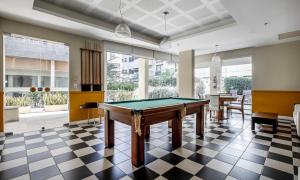 a billiard room with a pool table in it at Tabas Aconchegante apê 2 qtos Botafogo BF0006 in Rio de Janeiro