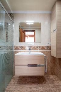 a bathroom with a tub and a mirror at Vigo apartamento 2 dormitorios Decorado por Navidad in Vigo