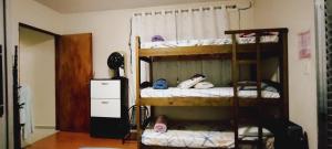 ein Zimmer mit 2 Etagenbetten mit Schuhen drauf in der Unterkunft Pousada dos Sonhos Interlagos in São Paulo