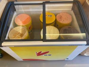 un frigorifero pieno di diversi tipi di gelato di Kenting Southern Dream Resort a Kenting