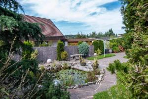 een tuin met een vijver voor een huis bij Haus Berger in Wehr