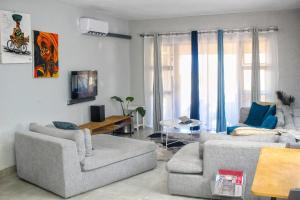 Sala de estar con 2 sofás y mesa en Mills Pad with 2-bedroom en Nelspruit