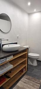 Koupelna v ubytování Loft en duplex au Mas de la Restanque + 21 fotografií