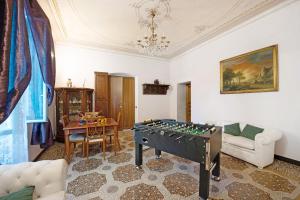 uma sala de estar com uma mesa de matraquilhos em House Corso Dogali Aquarium em Gênova