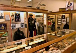 een vitrine in een militair museum met uniformen bij Residence Inn by Marriott Monroe in Monroe