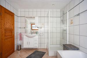 Ένα μπάνιο στο Paulas Ferienwohnung Koenigscard +12 φωτογραφίες