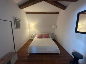 una camera da letto con un letto con due cuscini rossi sopra di KVS concept Ecommoy a Écommoy