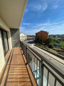 - Balcón de un edificio con vistas a la calle en Apartamento en Olvan, Berguedà - ALBERGA, en Olvan