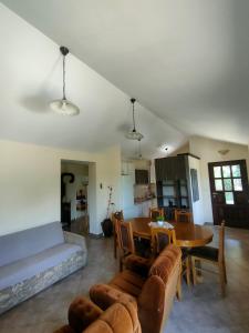 sala de estar con mesa, sillas y sofá en Little village house, en Káty