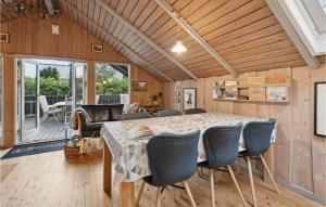 comedor con mesa y sillas en Gorgeous Home In Sydals With Kitchen, en Skovby