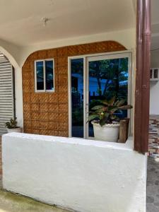 uma casa com uma janela e um vaso de plantas em Treasure Beach Resort em Carles